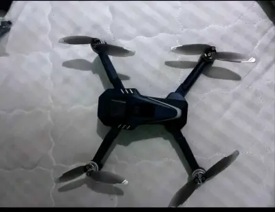 Drone con control remoto y baterías adicionales - miniatura 2