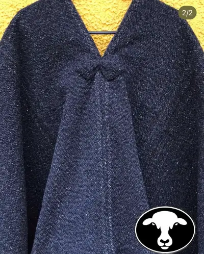 Poncho de 100% lana negro oscuro hecho a mano - miniatura 1