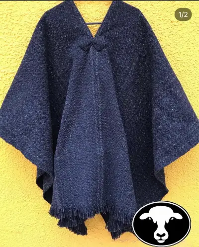 Poncho de 100% lana negro oscuro hecho a mano - miniatura 2