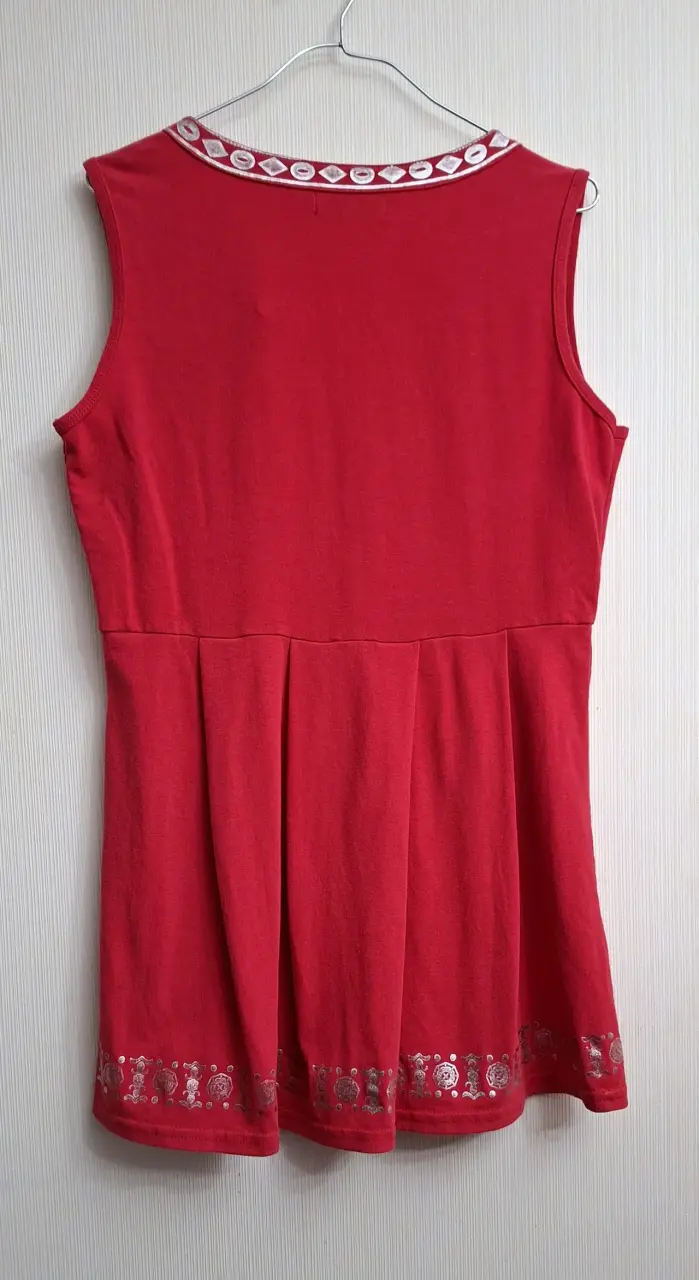 Polera fucsia sin mangas con detalles plateado - 2