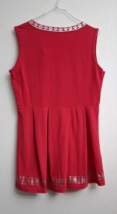Polera fucsia sin mangas con detalles plateado - miniatura 2