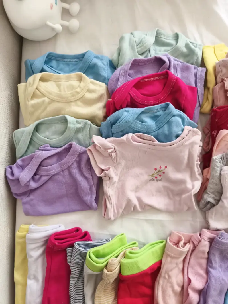 Lote de ropa de bebé variada en colores pastel - 1