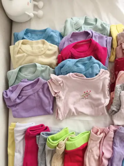 Lote de ropa de bebé variada en colores pastel - miniatura 1