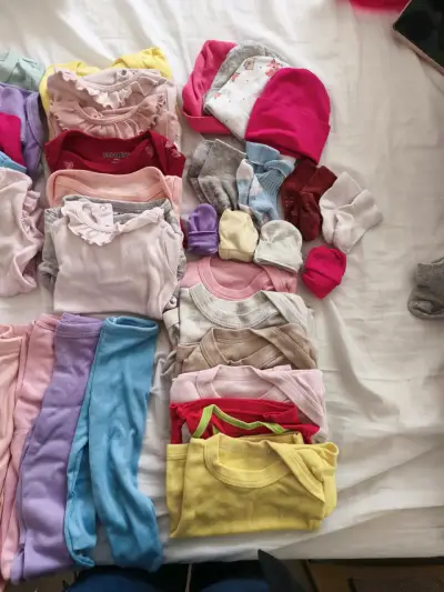 Lote de ropa de bebé variada en colores pastel - miniatura 2