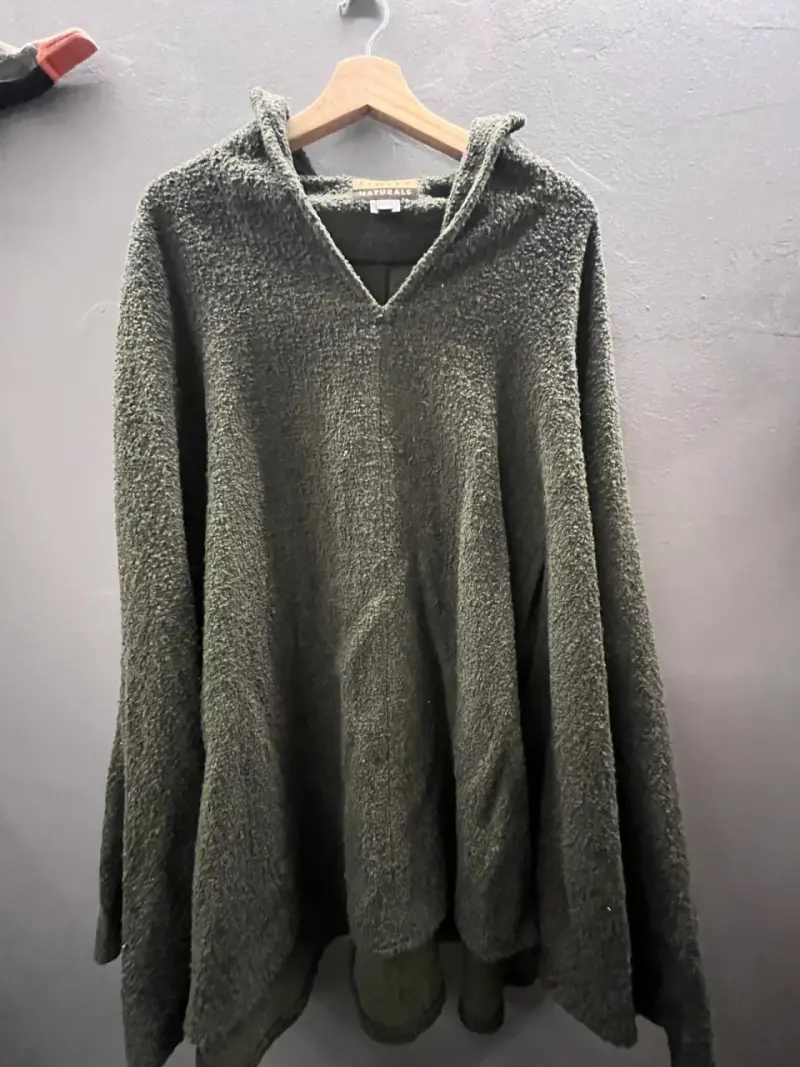 Poncho de lana verde Finity Naturals - 1