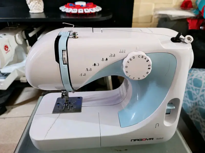 Máquina de Coser Nagoya 5650 Compacta
