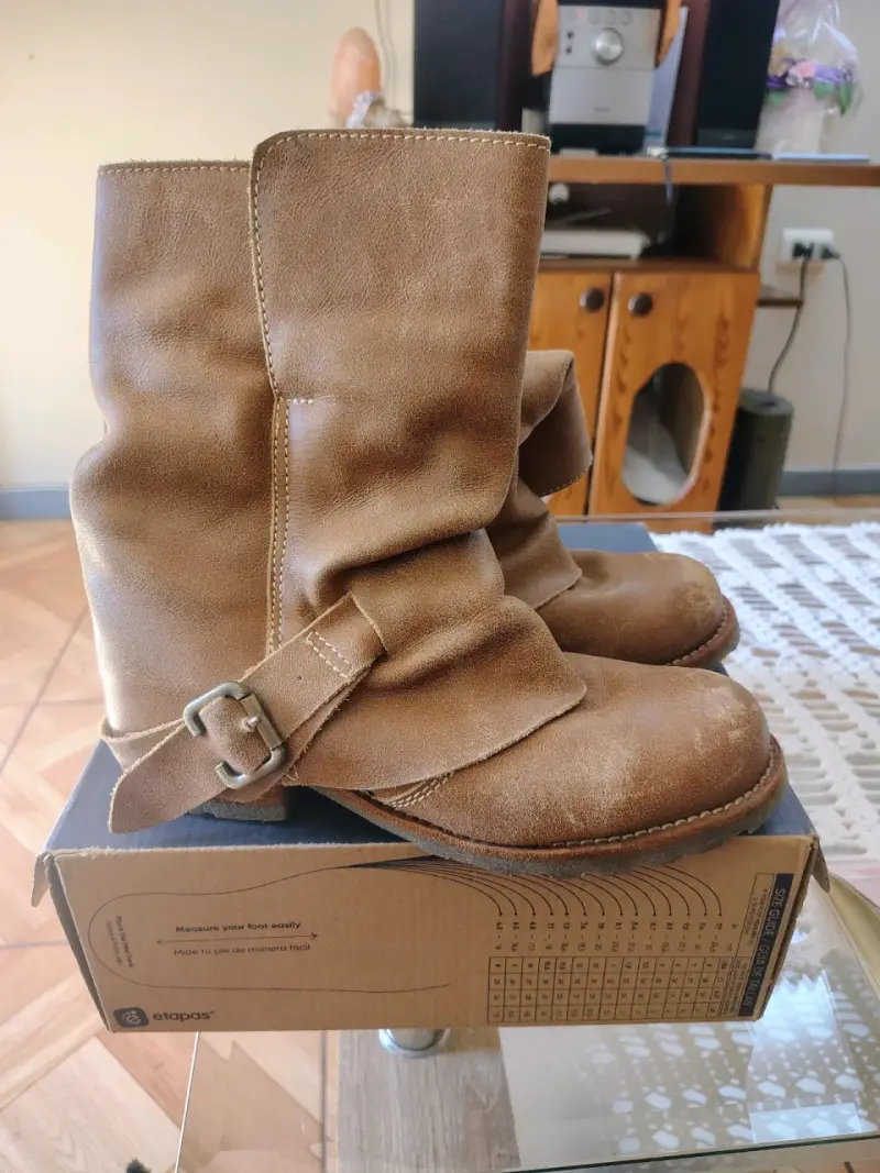 Botas de cuero marrón con hebilla