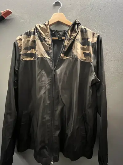 Chaqueta Retrofit con capucha y diseño camuflado - miniatura 1