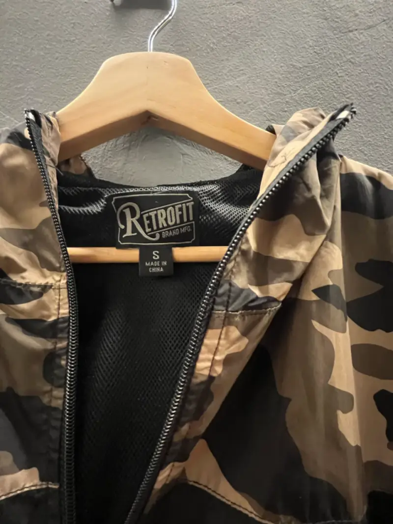 Chaqueta Retrofit con capucha y diseño camuflado - 2