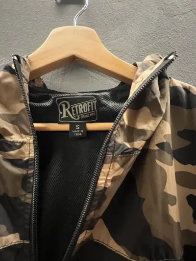 Chaqueta Retrofit con capucha y diseño camuflado - miniatura 2