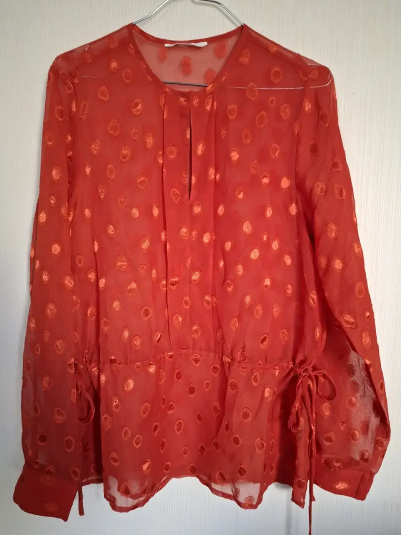 Blusa naranja transparente con diseño de lunares - 1