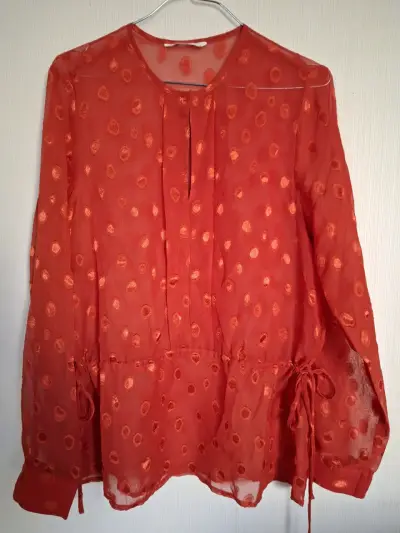 Blusa naranja transparente con diseño de lunares - miniatura 1