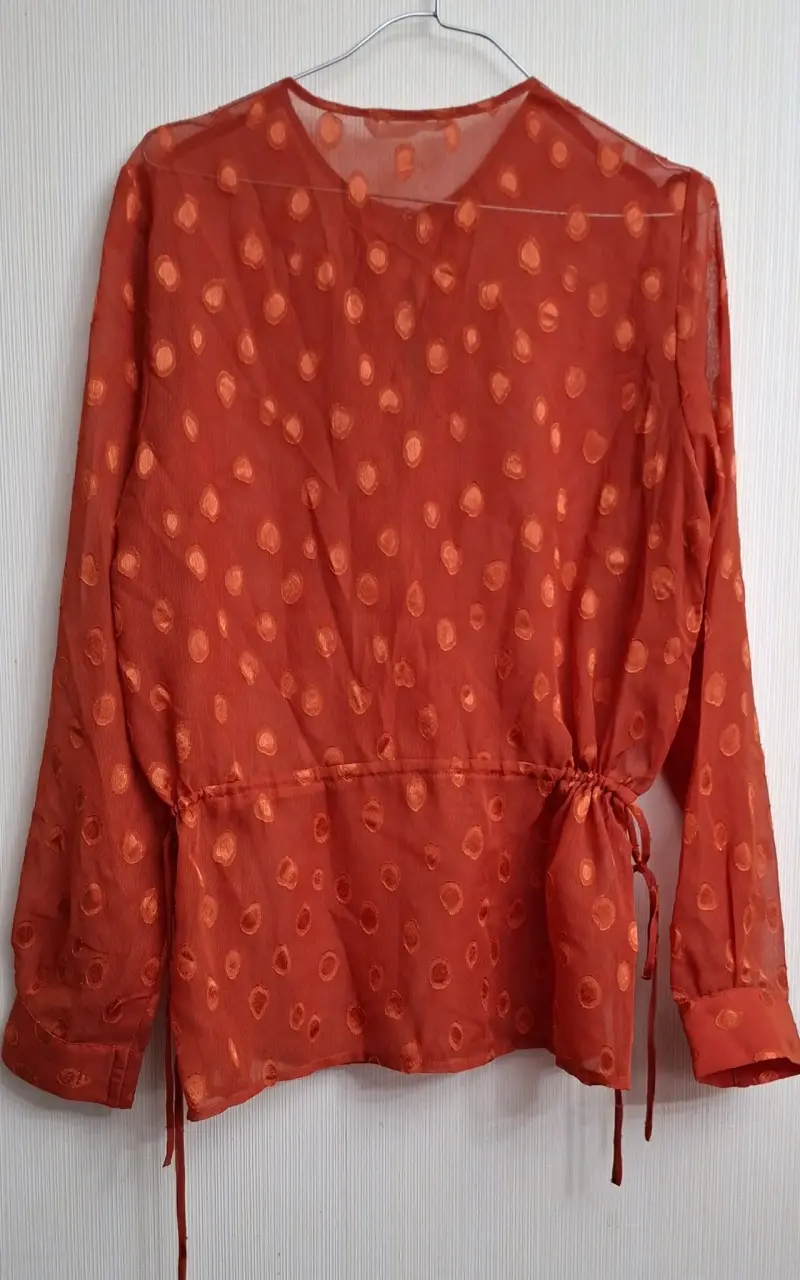 Blusa naranja transparente con diseño de lunares - 2
