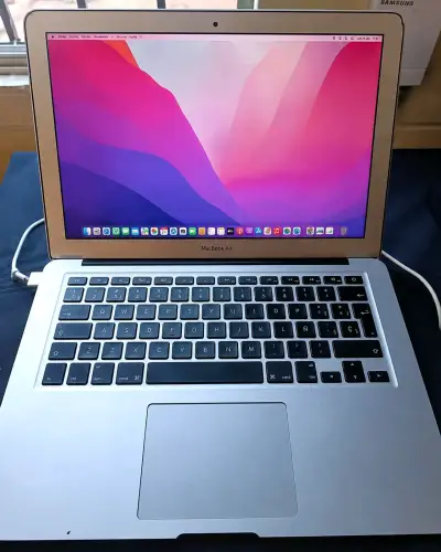 MacBook Air usado con cargador original - miniatura 1