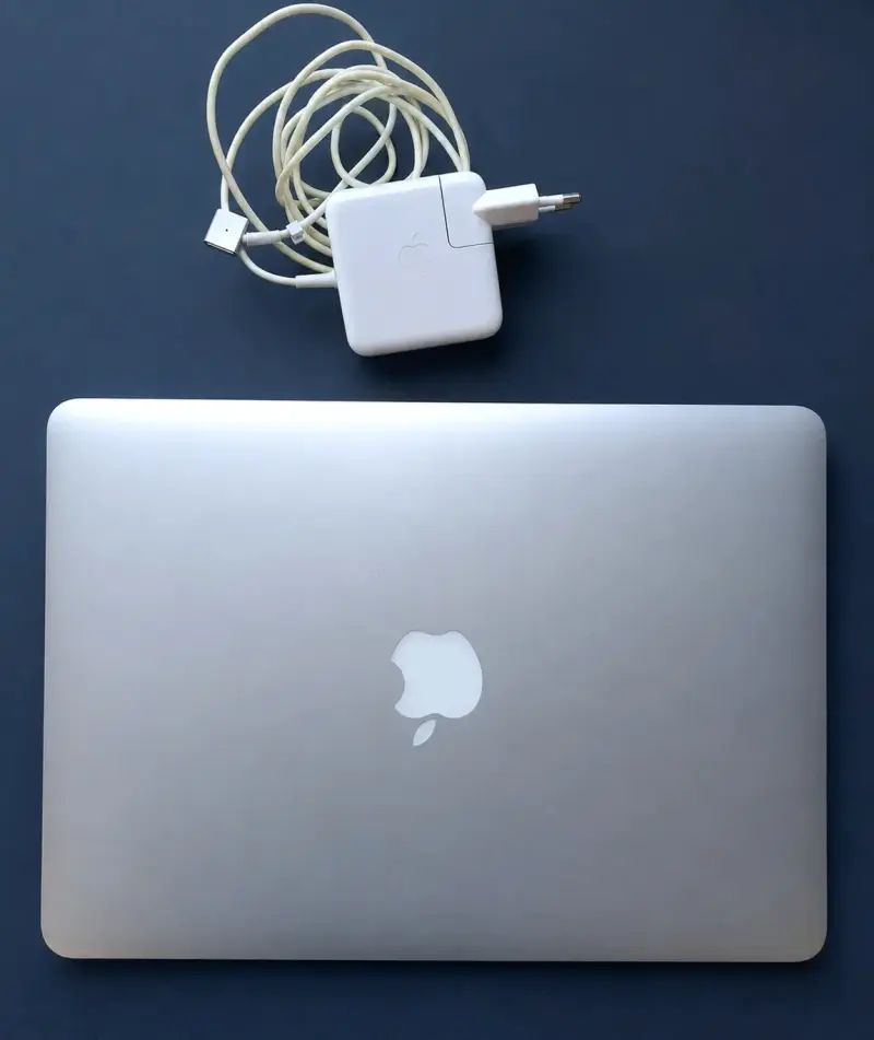 MacBook Air usado con cargador original - 2