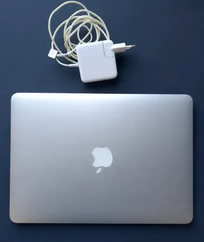 MacBook Air usado con cargador original - miniatura 2