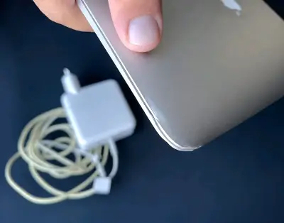 MacBook Air usado con cargador original - miniatura 3