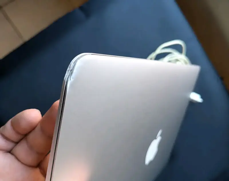 MacBook Air usado con cargador original - 4