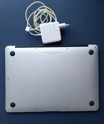 MacBook Air usado con cargador original - miniatura 5