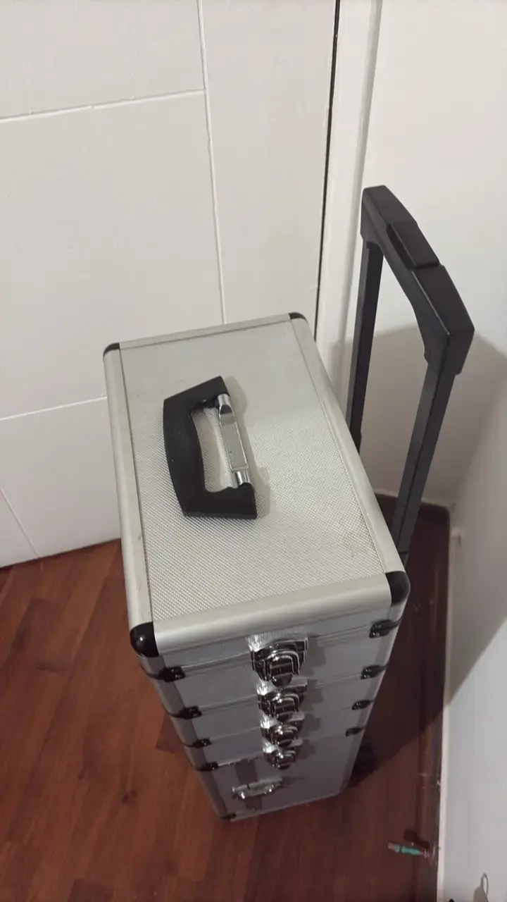 4 Maletas organizadora de maquillaje con ruedas