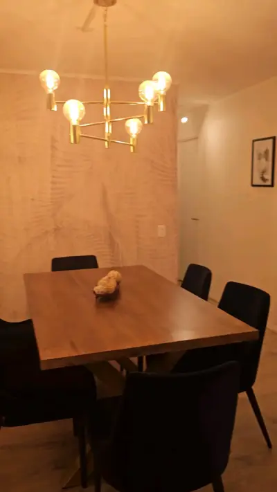 Mesa madera nativa +6 sillas y Lámpara de techo - miniatura 1