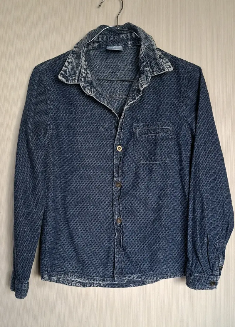 Camisa de mezclilla azul para niño