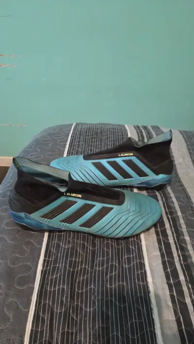 Botines de fútbol sin cordones azul y negro - miniatura 1