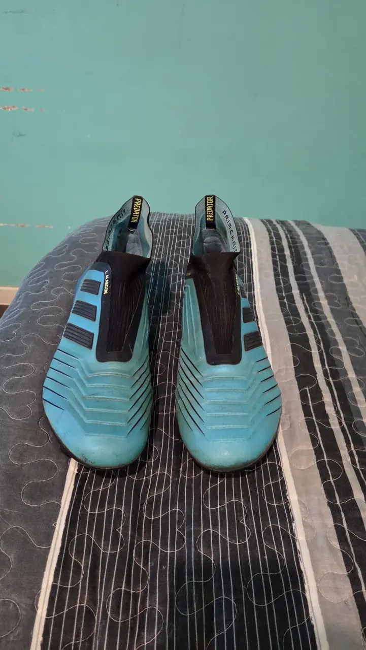 Botines de fútbol sin cordones azul y negro - 2