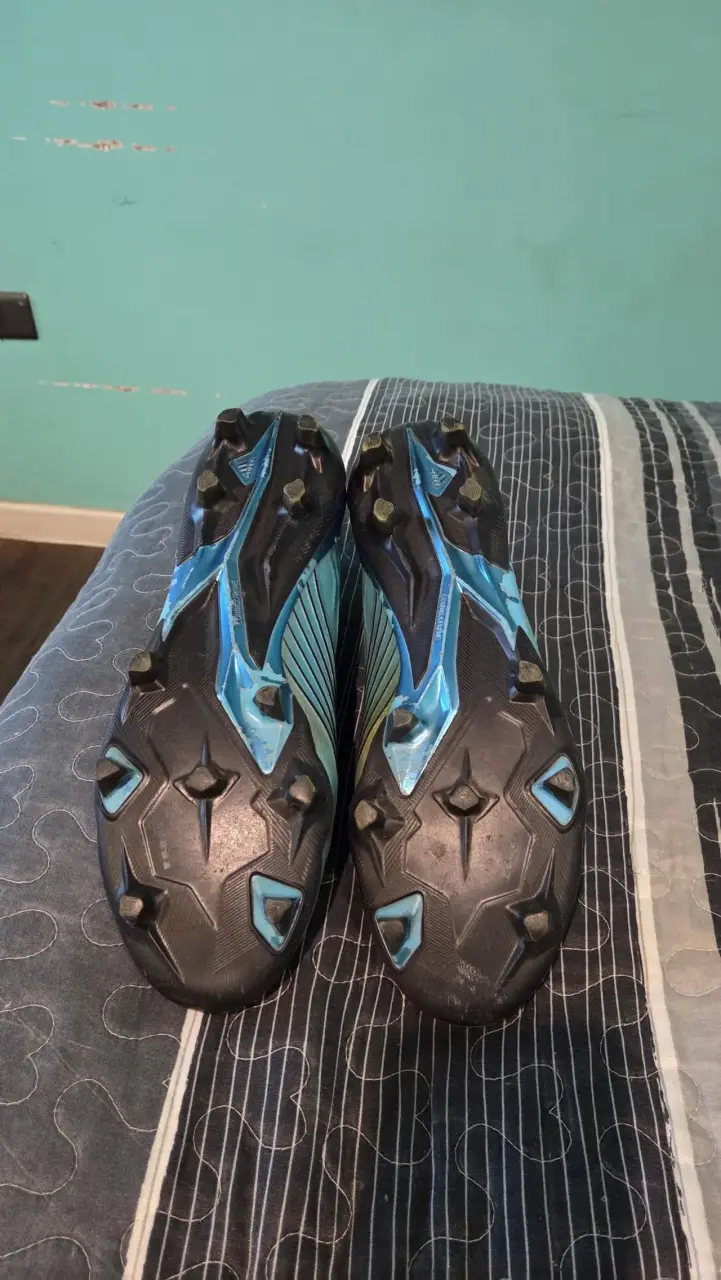 Botines de fútbol sin cordones azul y negro - 3