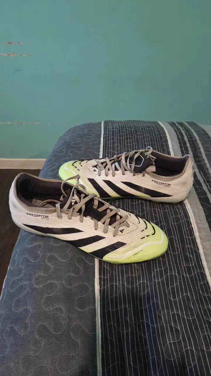 Zapatillas de fútbolAdidas Predator blancas y negr - 1