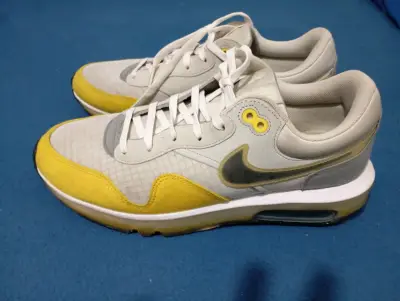 Zapatillas deportivas Nike Air Max amarillas y grises - miniatura 1