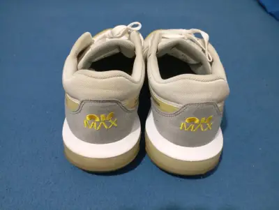 Zapatillas deportivas Nike Air Max amarillas y grises - miniatura 3