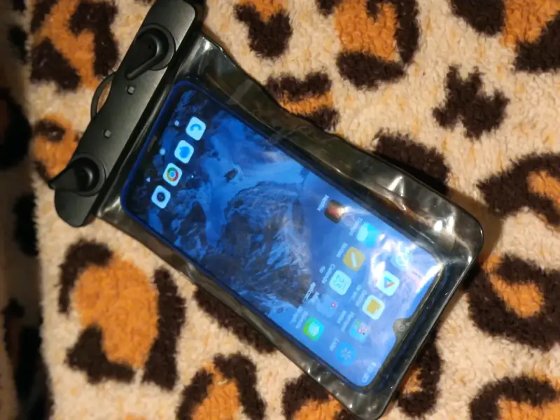 Funda impermeable para celular con cierre seguro - 1