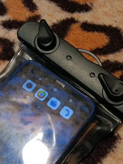 Funda impermeable para celular con cierre seguro - miniatura 3