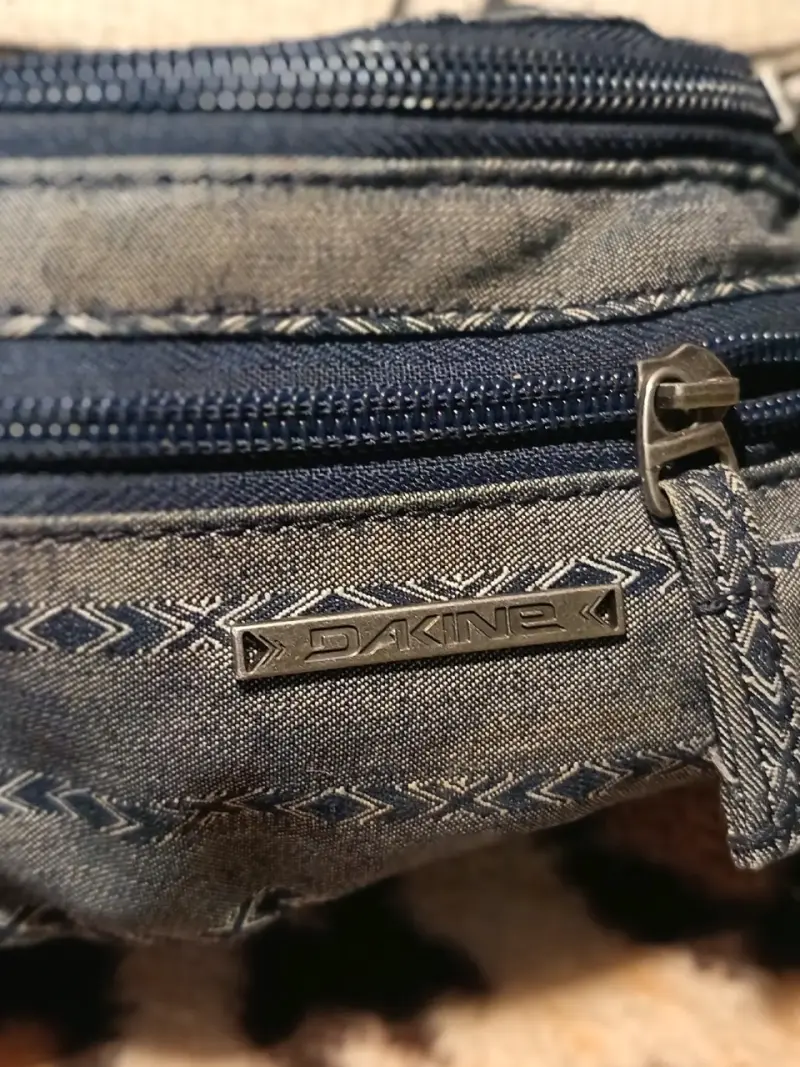 Riñonera Dakine de mezclilla azul con diseño étnico - 1