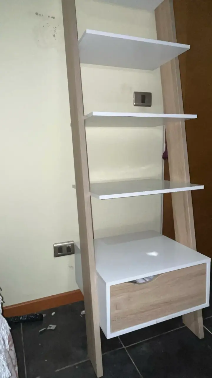 Estantería de madera con cajón y estantes blancos - 1