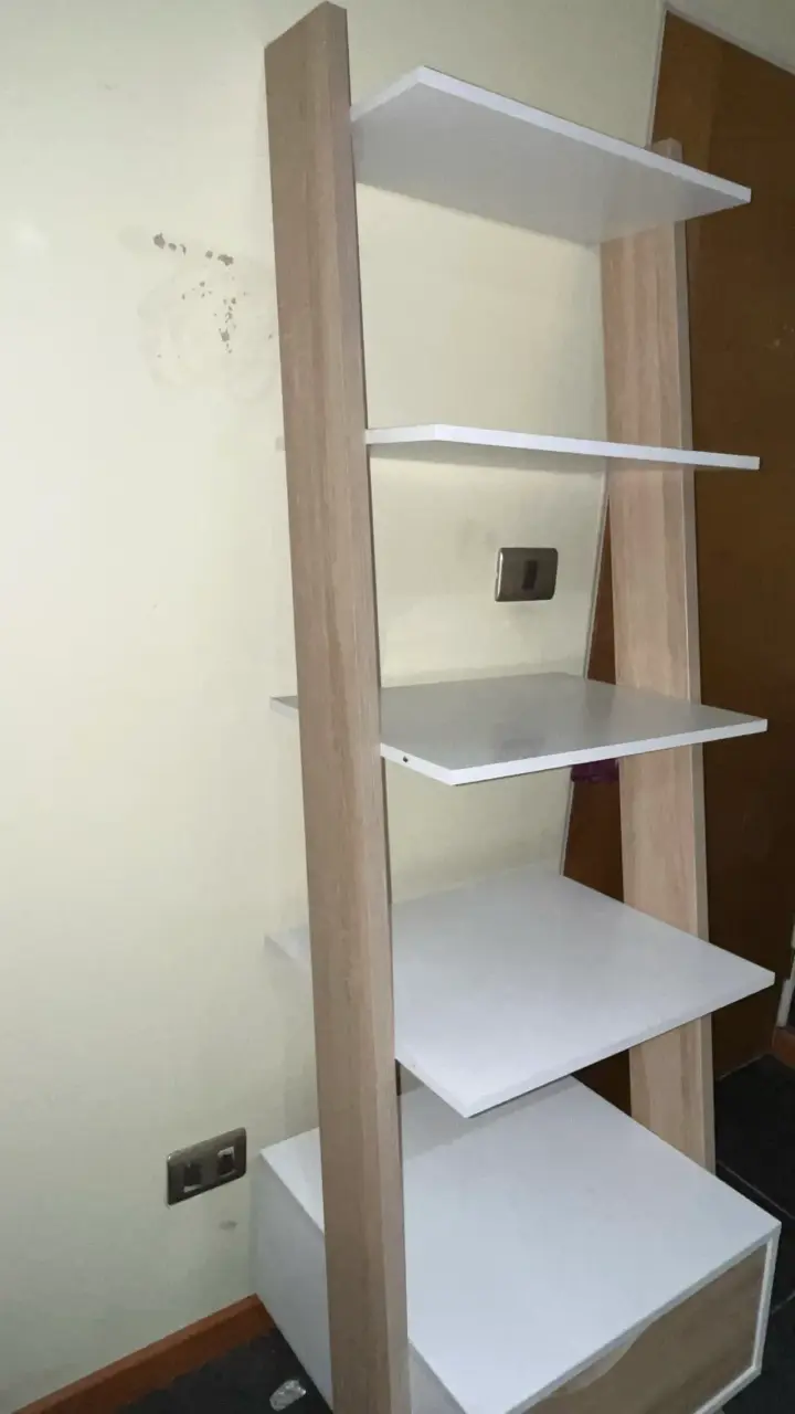 Estantería de madera con cajón y estantes blancos - 2