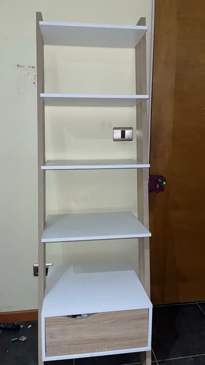 Estantería de madera con cajón y estantes blancos - 3