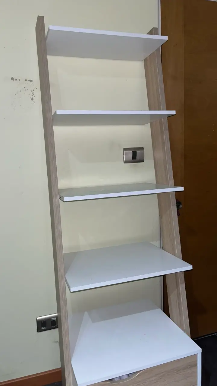 Estantería de madera con cajón y estantes blancos - 5