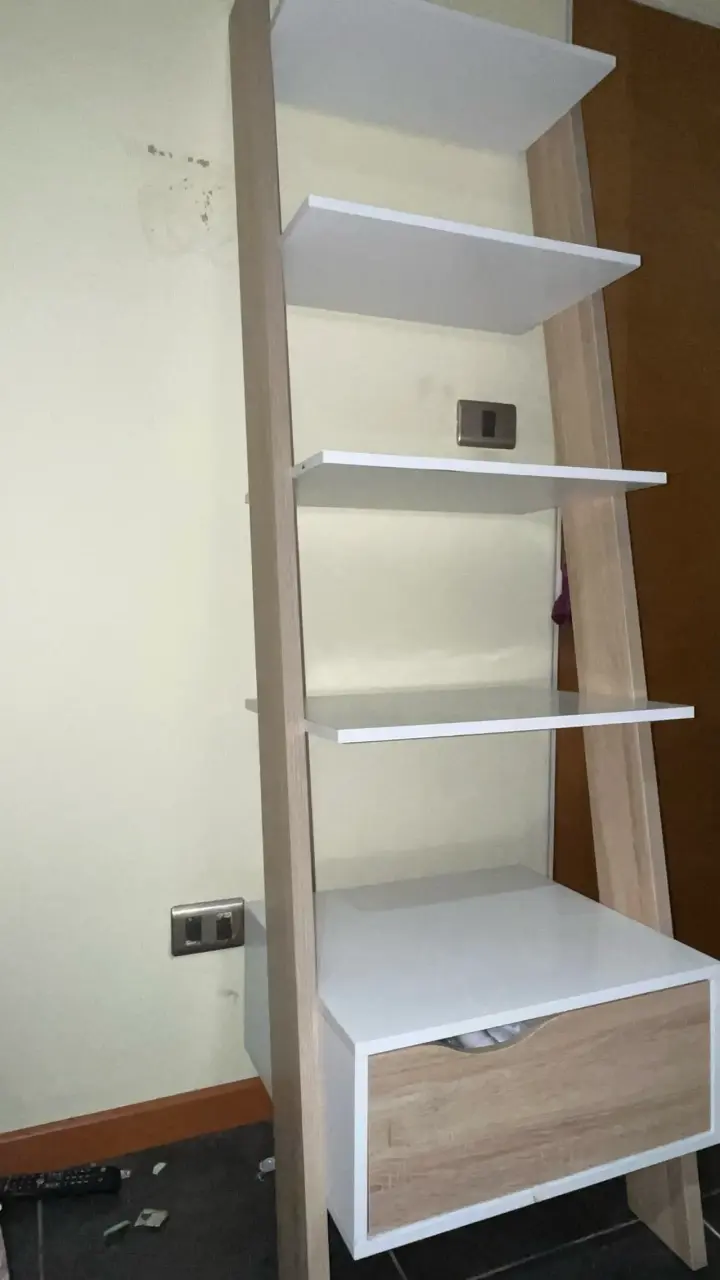 Estantería de madera con cajón y estantes blancos - 6