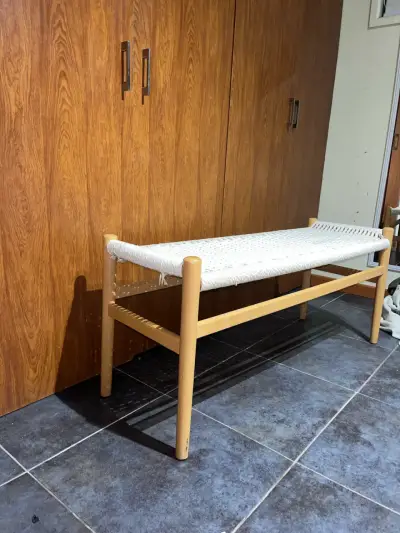 Banco de madera con asiento tejido - miniatura 1