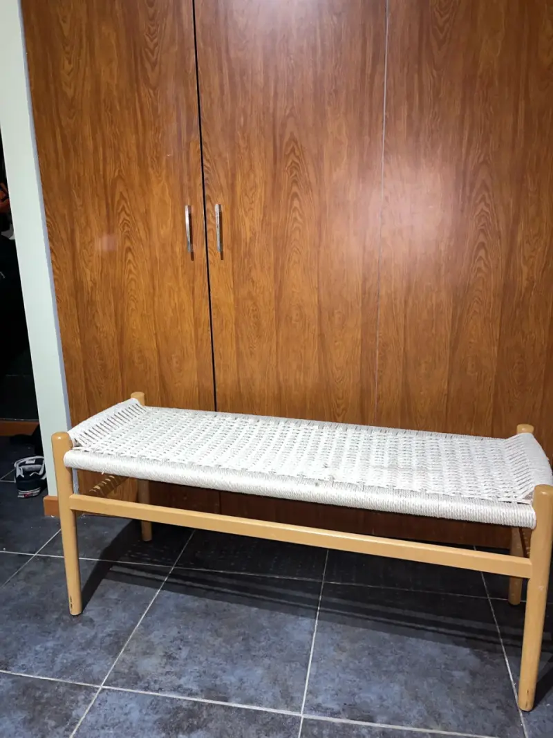 Banco de madera con asiento tejido - 2