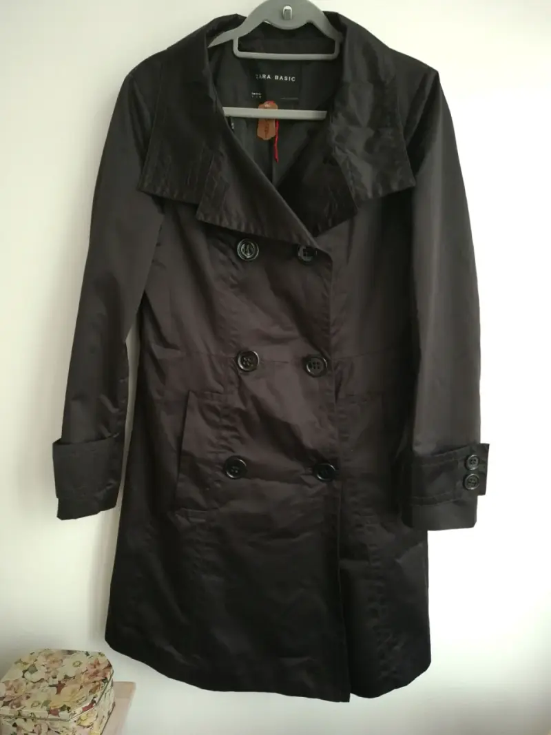 Trench negro de mujer Zara Basic