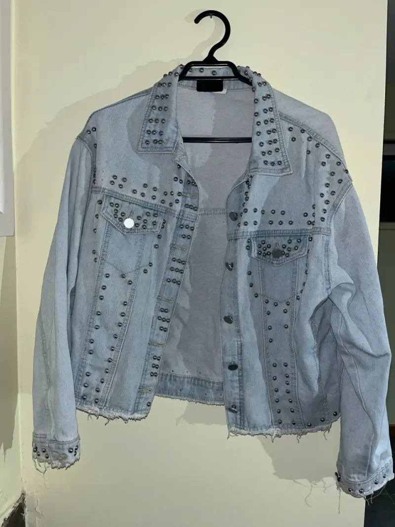 Chaqueta de mezclilla con tachas para mujer - 1