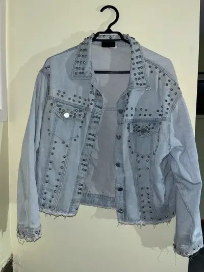 Chaqueta de mezclilla con tachas para mujer - miniatura 1