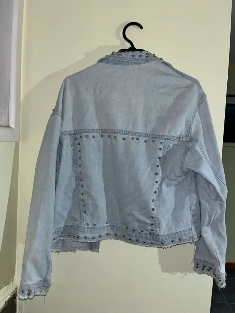 Chaqueta de mezclilla con tachas para mujer - 2
