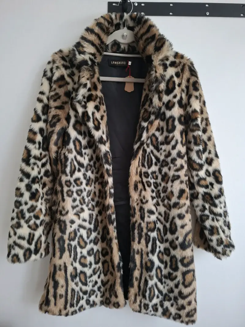 Abrigo de piel sintética con estampado animal print