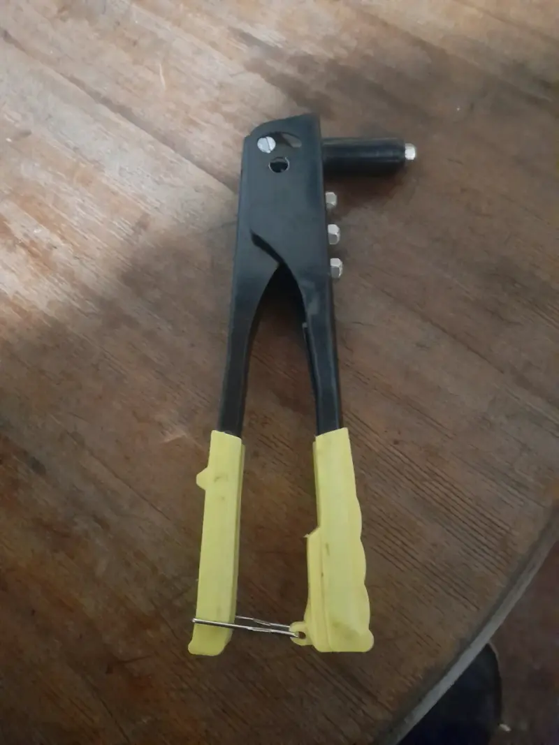 Remachadora manual con mango amarillo