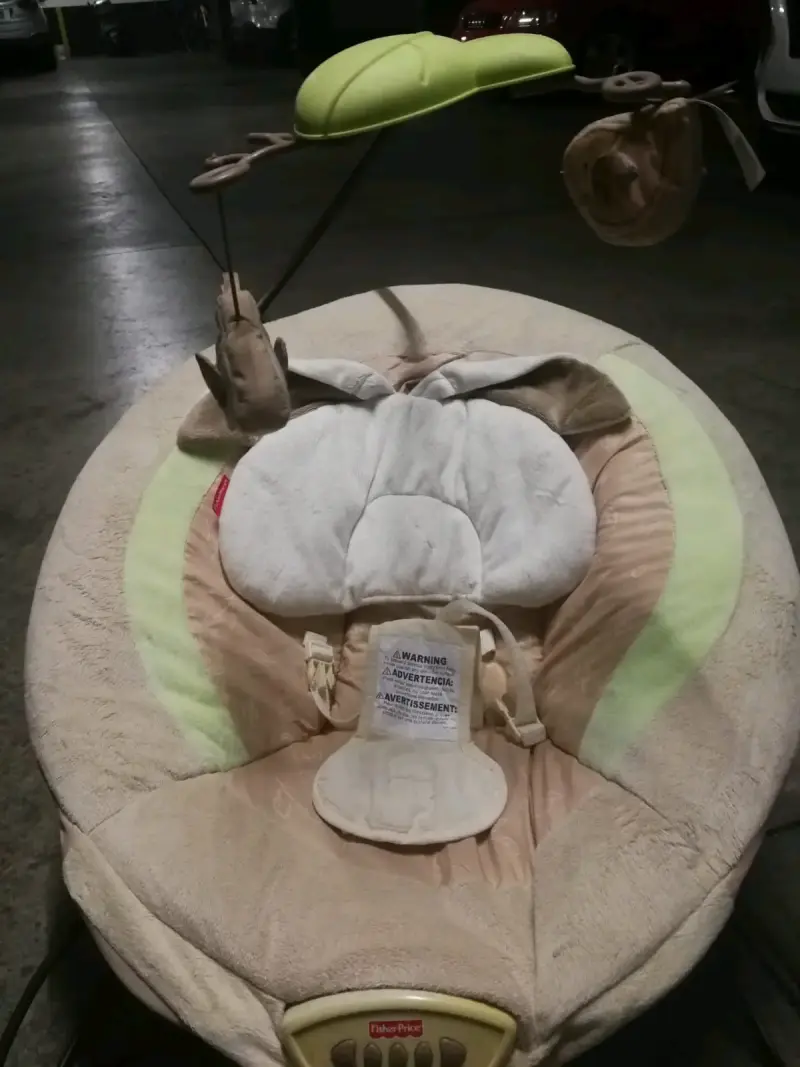 Silla mecedora para bebé Fisher-Price con móvil - 1