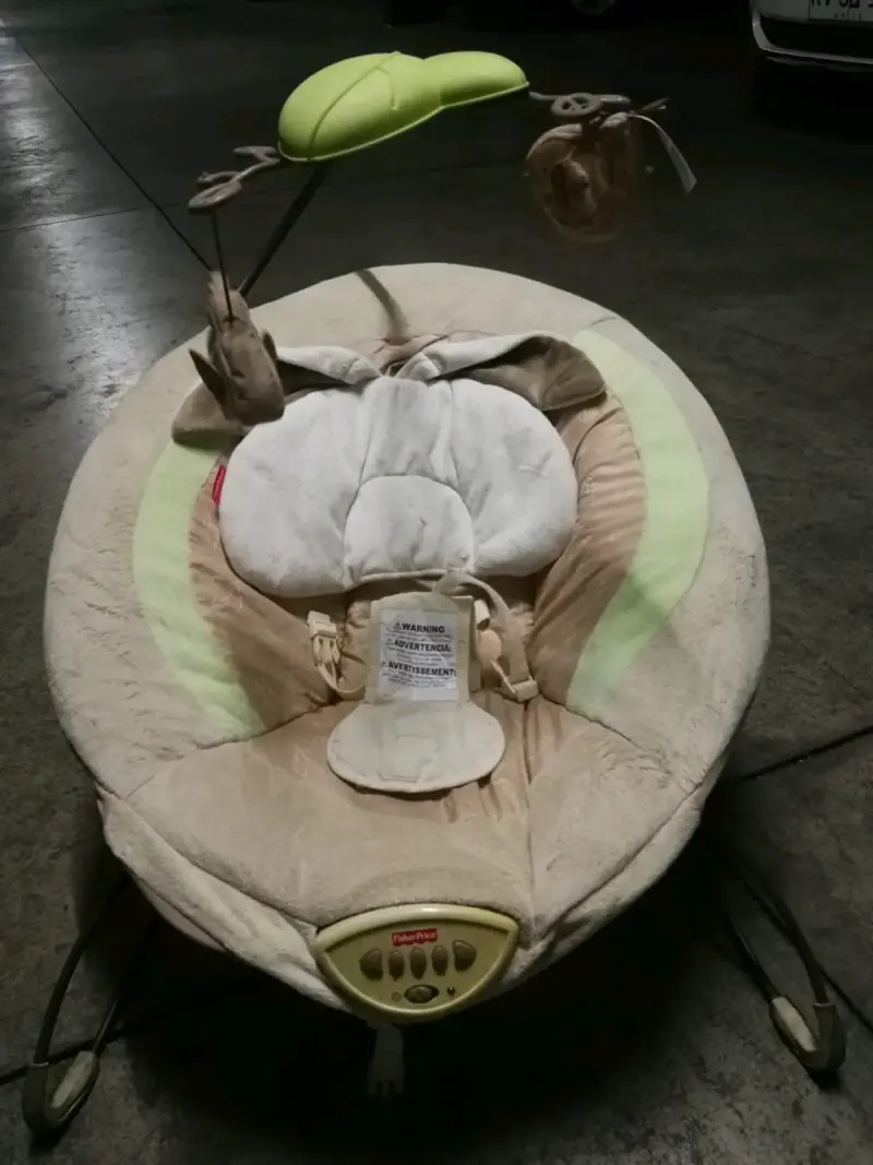 Silla mecedora para bebé Fisher-Price con móvil - 2